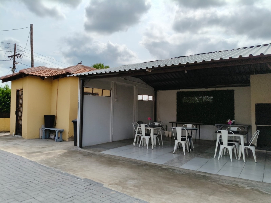 8 Bedroom Property for Sale in Monakato North West